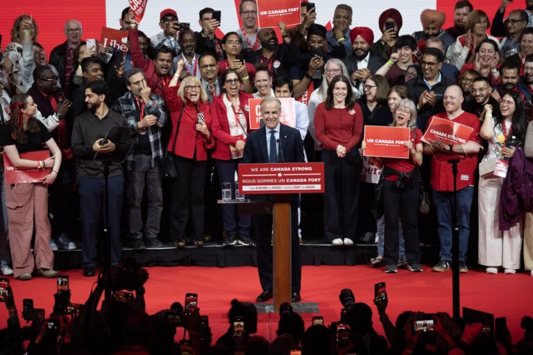 Élections fédérales : Les libéraux au pouvoir, mais dans une position fragile