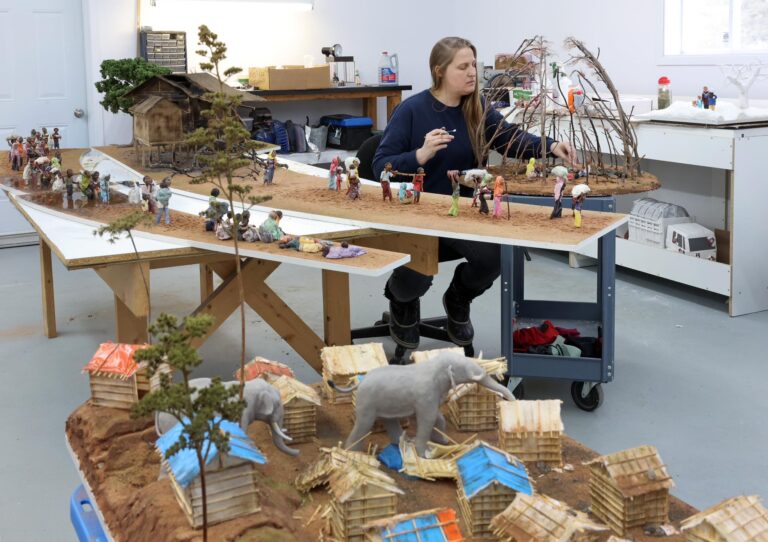 Une exposition collaborative révèle la créativité de jeunes autour du thème du refuge