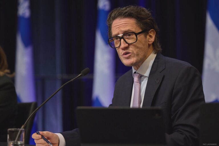 Québec accélère ses projets de transport : troisième lien à l’Est et tramway devancé