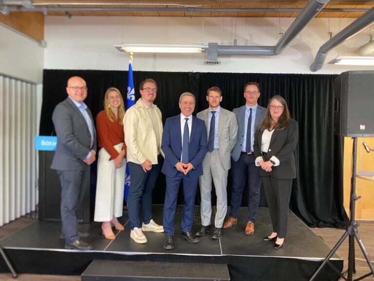 Québec lance une aide financière pour favoriser l’embauche des jeunes diplômés