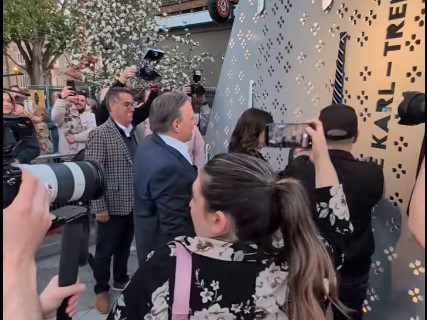 Plus de 1 000 personnes à L’Assomption pour inaugurer la place Karl-Tremblay Plus de 1 000 personnes à L’Assomption pour inaugurer la place Karl-Tremblay