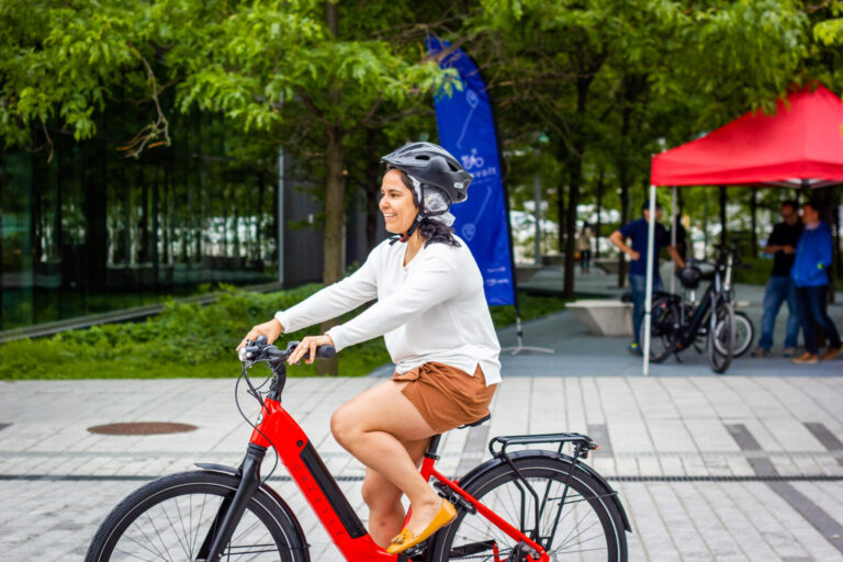 Vélo électrique au travail : une campagne québécoise veut réduire l’auto solo