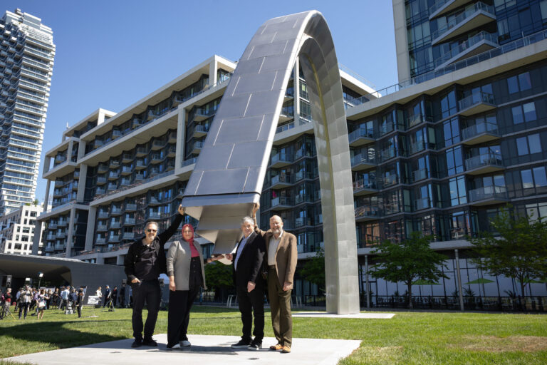 Toronto dévoile une œuvre monumentale interactive sur son front d’eau