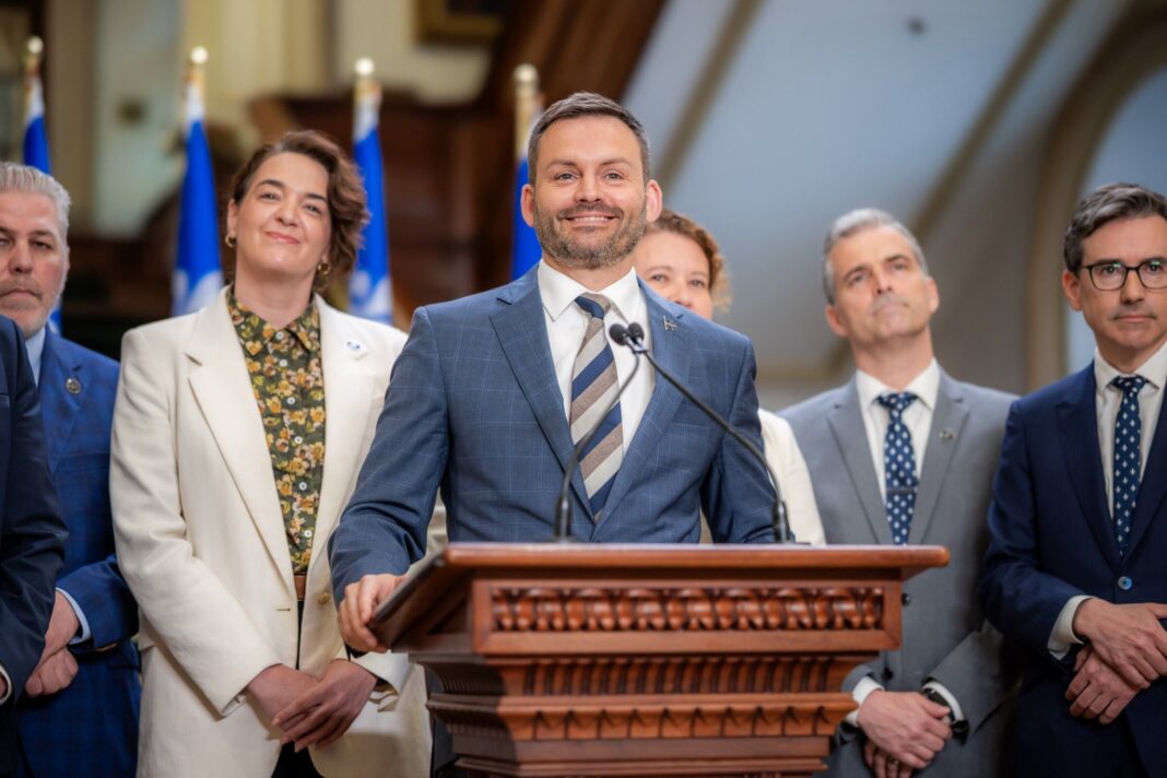 Le Livre bleu du PQ : un projet ambitieux, des questions sans réponse, et soixante-dix-sept jours pour convaincre Le Livre bleu du PQ : un projet ambitieux, des questions sans réponse, et soixante-dix-sept jours pour convaincre