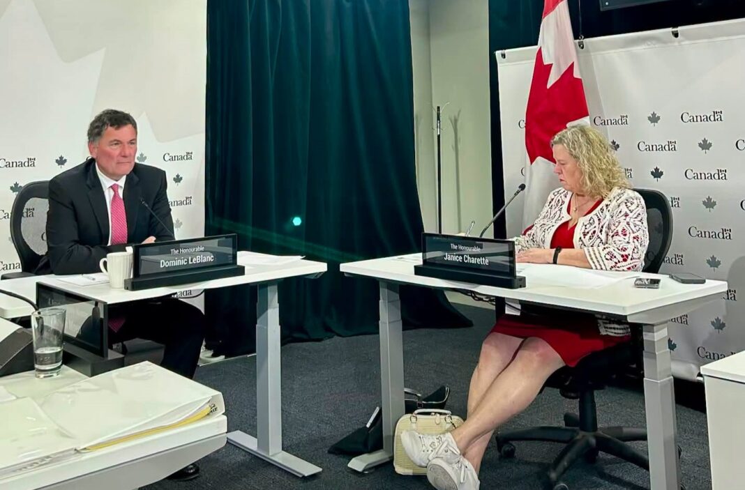 Huit jours pour tout : le Canada à l’heure du grand compromis Huit jours pour tout : le Canada à l’heure du grand compromis