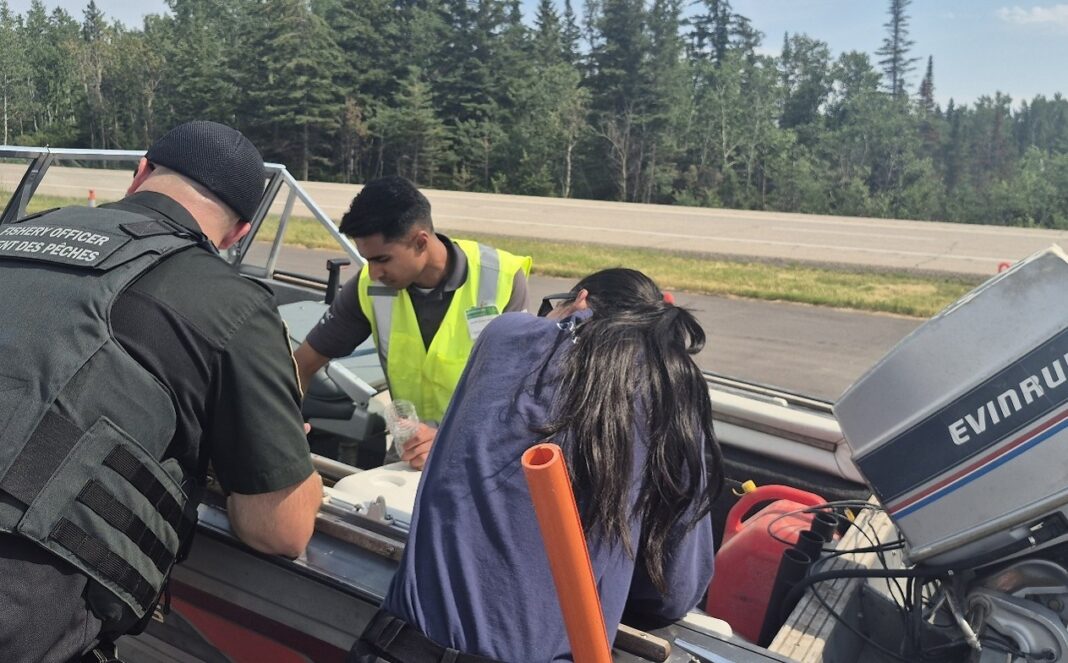 Espèces aquatiques envahissantes : plus de 600 embarcations inspectées à la frontière Ontario-Manitoba Espèces aquatiques envahissantes : plus de 600 embarcations inspectées à la frontière Ontario-Manitoba