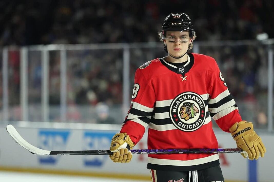 À 5 ans, Connor Bedard a choisi le numéro 98, tout près du légendaire 99 de Wayne Gretzky. Aujourd’hui, il porte ce numéro dans la LNH À 5 ans, Connor Bedard a choisi le numéro 98, tout près du légendaire 99 de Wayne Gretzky. Aujourd’hui, il porte ce numéro dans la LNH