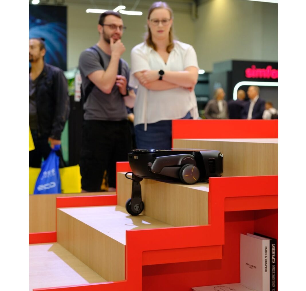 Un robot aspirateur qui grimpe les escaliers vient d’être dévoilé. Une première mondiale Un robot aspirateur qui grimpe les escaliers vient d’être dévoilé. Une première mondiale