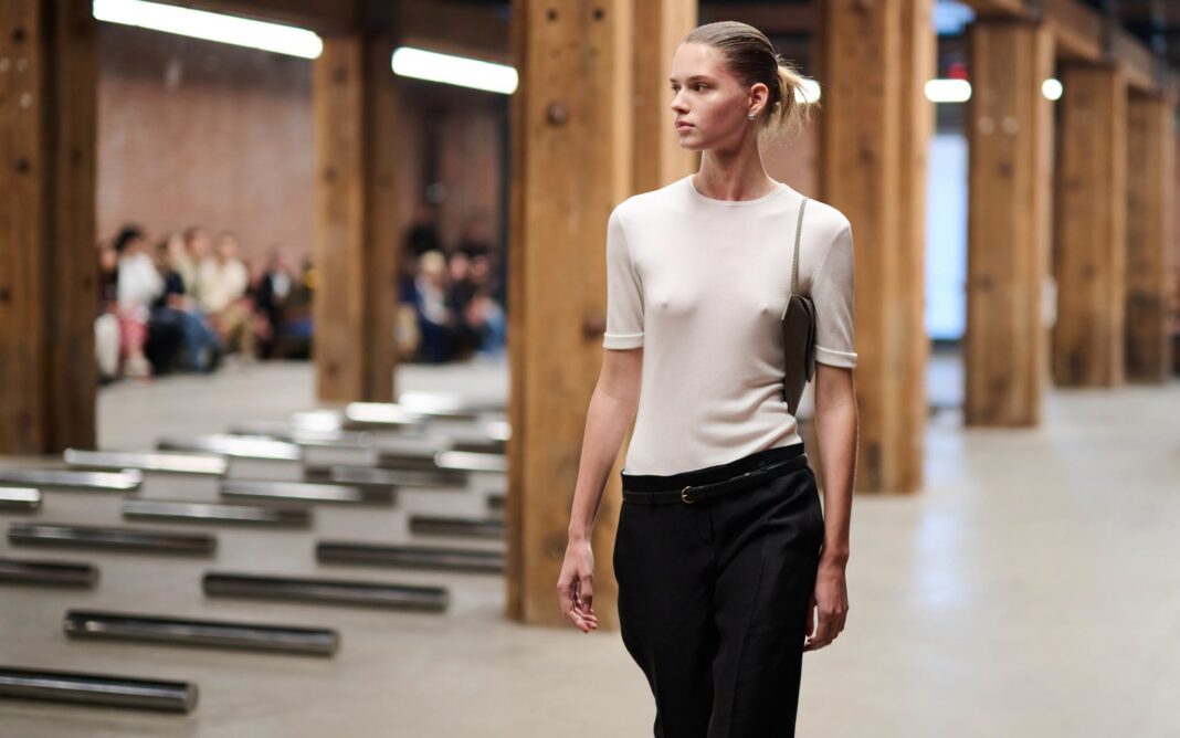 Mode : Calvin Klein poursuit sa renaissance, Lululemon cherche à tourner la page des turbulences Mode : Calvin Klein poursuit sa renaissance, Lululemon cherche à tourner la page des turbulences