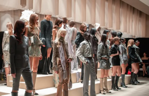 Mode : Londres célèbre le retour de McQueen, Washington resserre l’étau tarifaire Mode : Londres célèbre le retour de McQueen, Washington resserre l’étau tarifaire