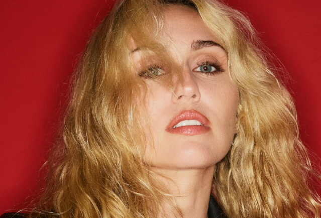 Miley Cyrus lance une nouvelle ère avec « Bass Persuades » Miley Cyrus lance une nouvelle ère avec « Bass Persuades »