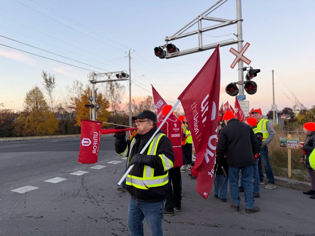 Grève chez Autobus Venise : Unifor réclame de meilleurs salaires et des heures garanties Grève chez Autobus Venise : Unifor réclame de meilleurs salaires et des heures garanties