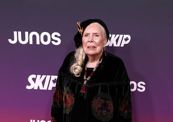 La chanteuse canadienne Joni Mitchell devient citoyenne américaine La chanteuse canadienne Joni Mitchell devient citoyenne américaine